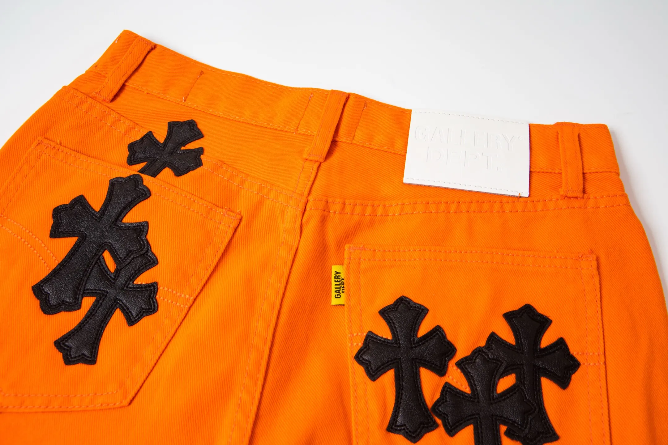 #8204 P230💰 GALLERY DEPT. Vintage spliced orange cross loose washed flared jeans - truly restore the ultimate texture of Vintage - original hardware accessories washed and other elevators, QR code analysis are all purchased from the original factory, high degree of restoration, you are welcome to compare with a certain product~ - Three-dimensional version Loose and comfortable, not picky about the figure, taller and slimmer, factory Seiko, original quality control, same style for men and women, can be matched with couples, versatile recommendation, must-have jeans for all seasons -Size: 28 30 32 34 36